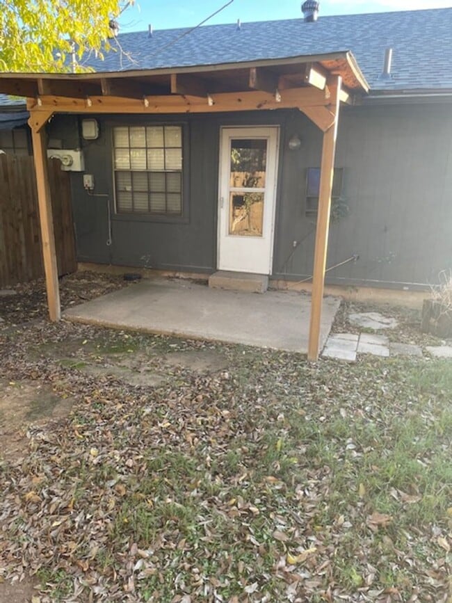 Building Photo - 322 Spring Branch Ln