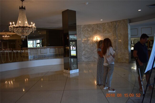 Foto del edificio - 5255 Collins Ave