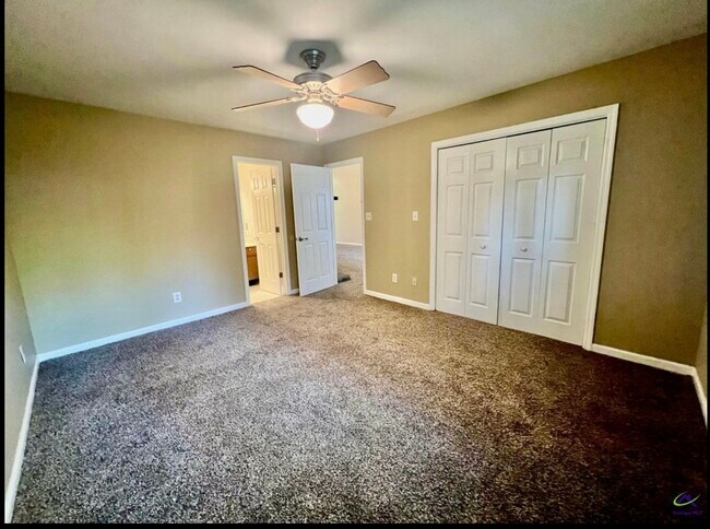 Foto del edificio - 323 Somerset Dr