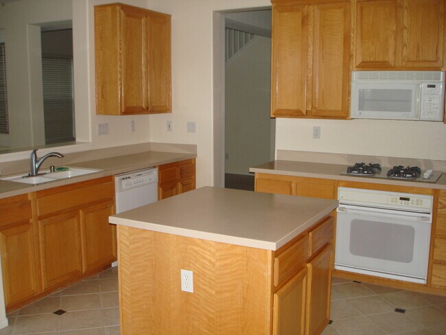 Building Photo - Amazing 4 bedroom home in gated community near highly rated schools and beach