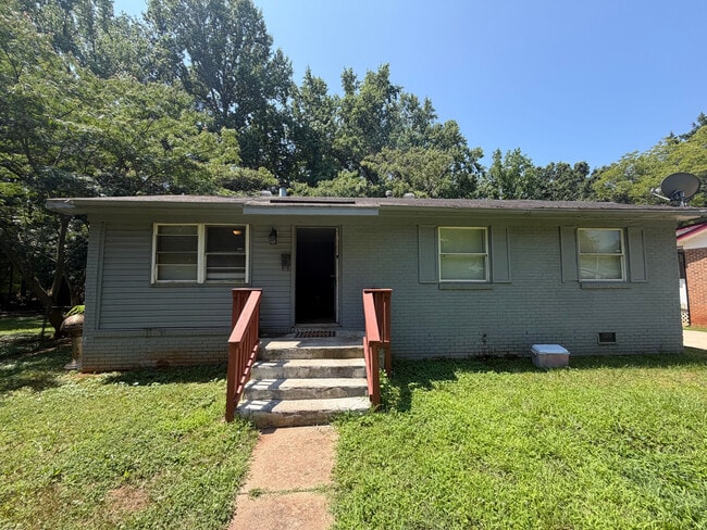 Building Photo - Room in Single Family Home on Longleaf Dr