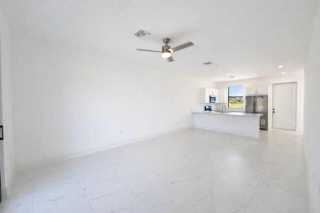 Building Photo - 4806-4808 Golfview Blvd