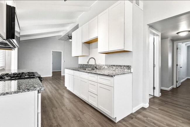 Foto del edificio - 9030 Heather Ave