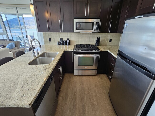 Building Photo - 1075 Sunset Dr