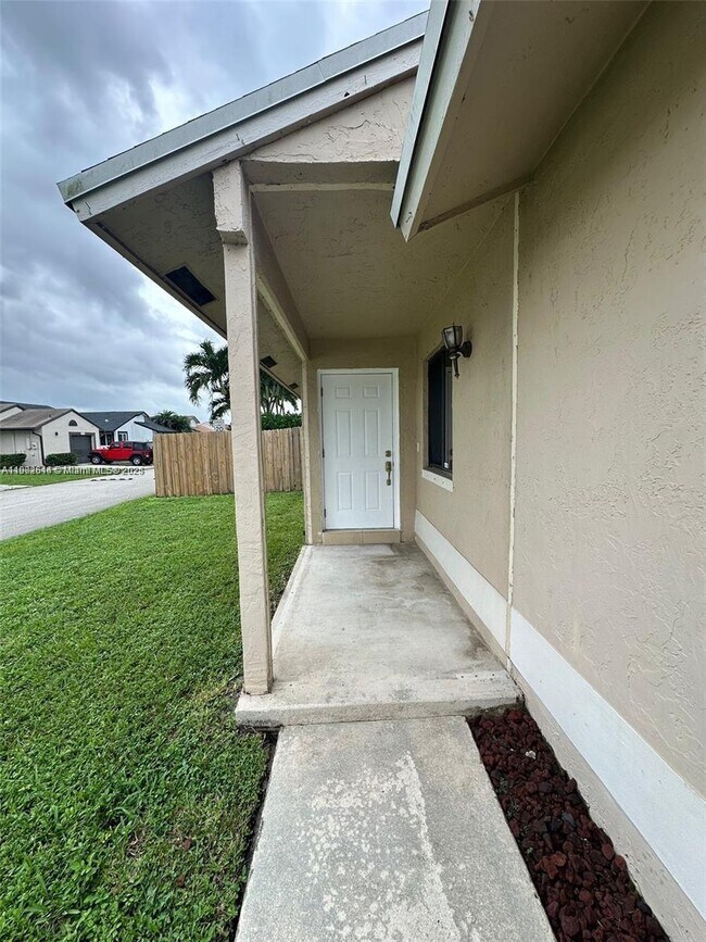 Foto del edificio - 11000 SW 10th Ct