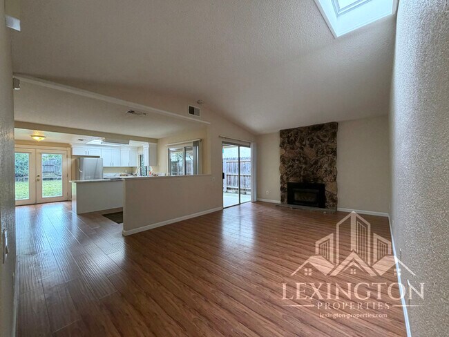 Foto del edificio - Beautifully Updated, 3BD/2BA Home in Larchmont Sunriver, off Sunrise Blvd. and Coloma Rd.