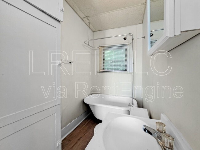 Building Photo - 1709 W Gaulbert Ave