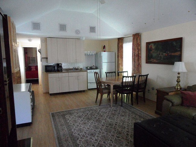 Kitchenette - 830 Nugent Ave