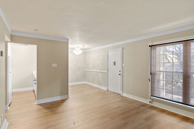Foto del edificio - 8702 Village Dr