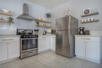 Building Photo - 2401 Predera Ave