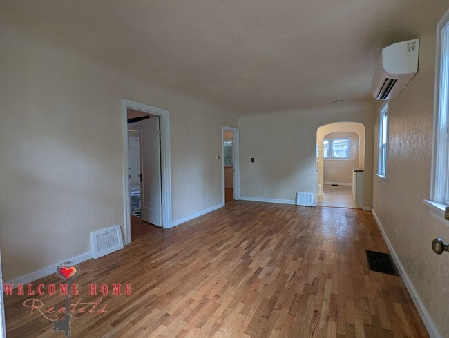 Building Photo - ADORABLE Olympia classic home with AIR CONDITIONING!!!