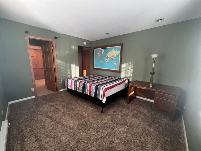 Foto del edificio - 4561 Island View Dr NE