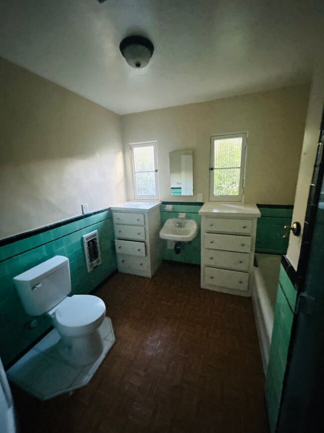 Foto del edificio - 6332 Brockton Ave