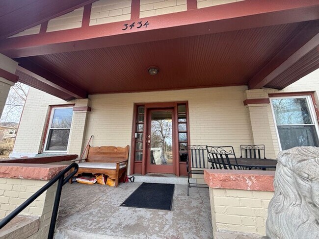 Foto del edificio - Beautiful Top-Floor 1Bd/1Ba Apartment with City Park Views