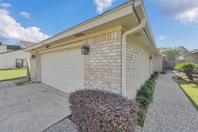 Building Photo - 7750 Green Lawn Dr