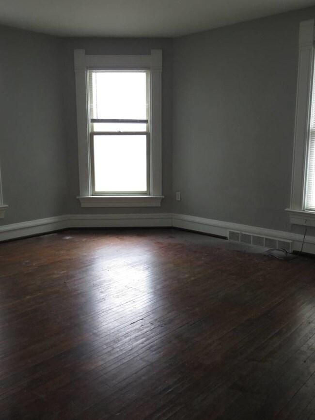Building Photo - 5 Bd 2bth home