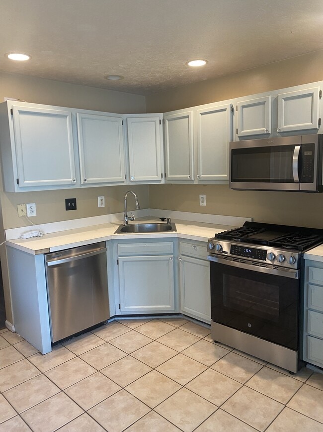 Building Photo - 1707 Carriage Cir