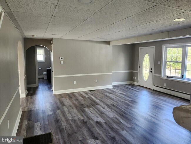 Building Photo - 5885 Avis Ln