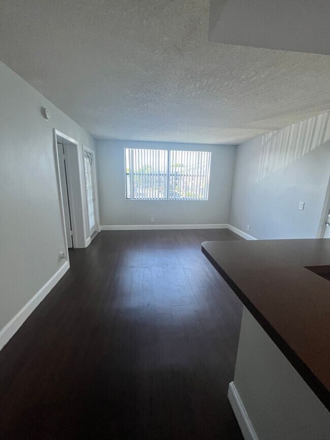 Foto del edificio - ONE BEDROOM ONE BATHROOM!! WATERFRONT COMMUNITY