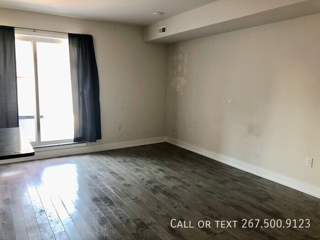 Building Photo - Large 2BR/2BA unit with Washer/Dryer.  Pri...