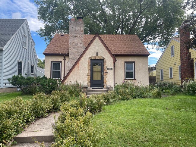 Foto del edificio - The Cutest 3-Bedroom Tudor - One Block Fro...