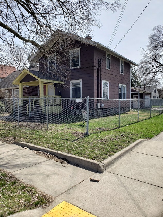 1027 Britten Ave Unit B, Lansing, MI 48910 Apartments in Lansing, MI