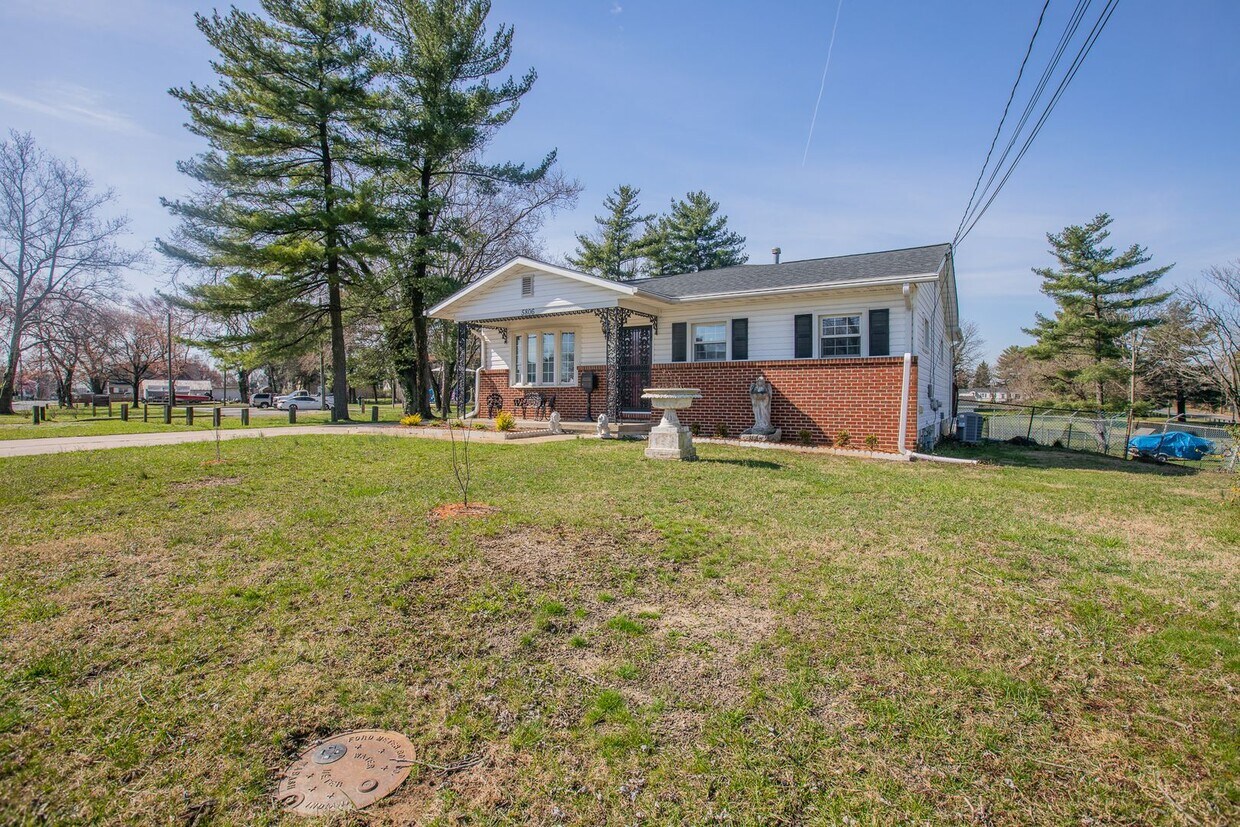 Primary Photo - Stunning 3 BR/2 BA Single-Family Home in B...