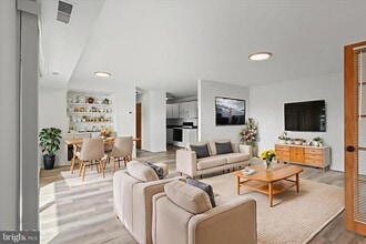 Building Photo - 214 Locust St SE