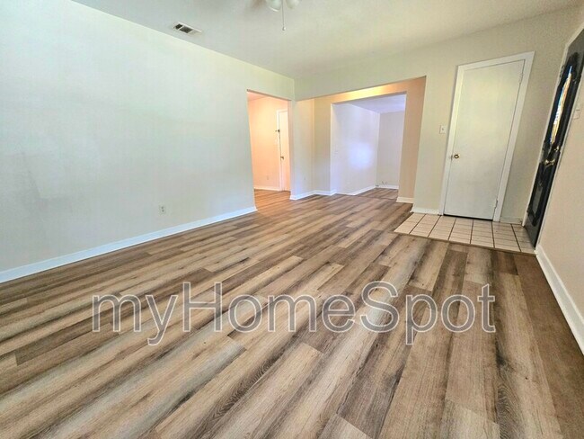 Foto del edificio - 909 Springbrook Ave
