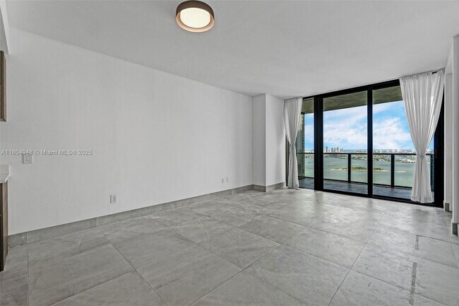 Foto del edificio - 650 NE 32nd St