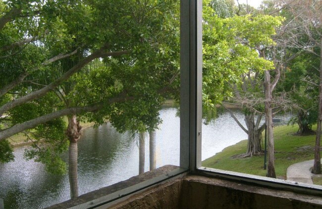 Foto del edificio - 621 Cypress Lake Blvd
