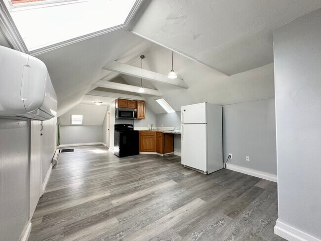 Building Photo - 160 Ferncrest Ave