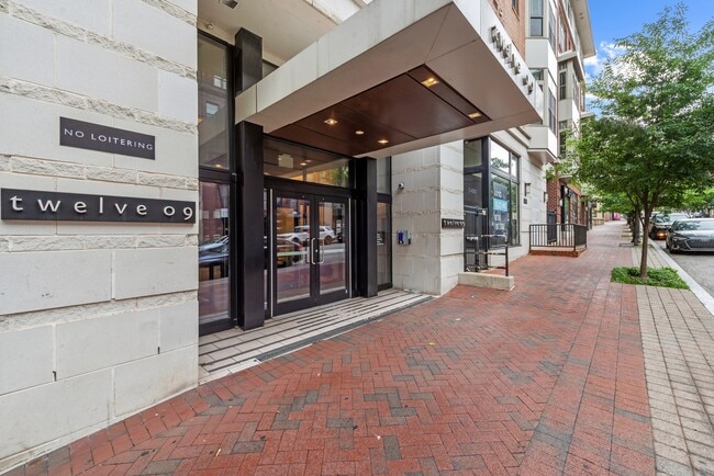 Foto del edificio - 1209 N Charles St