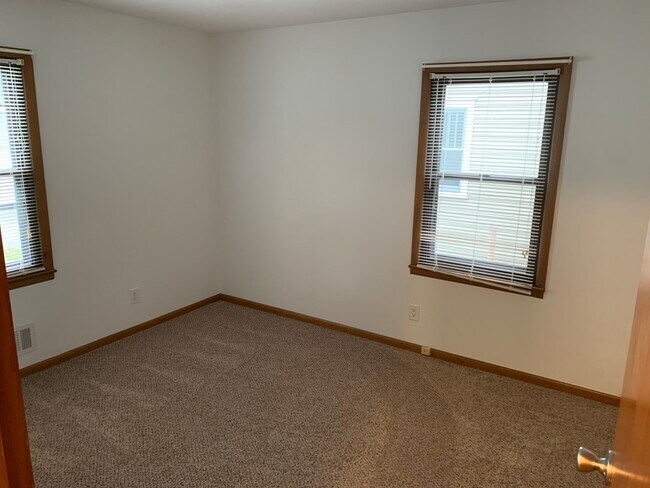 Spare Bedroom - 1740 S Park Ave