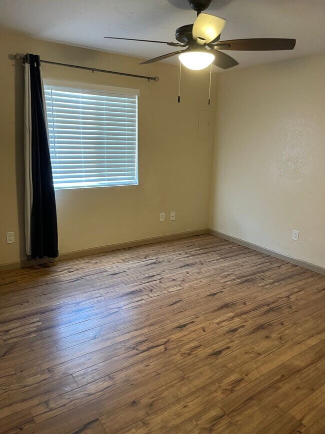 Building Photo - Spacious home in desirable location!