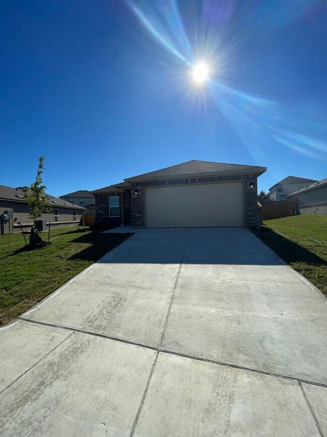 Foto del edificio - Choose Your MOVE! NEW Three Bedroom | Two ...