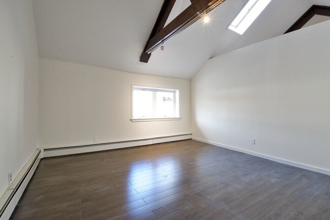 Habitación de la planta superior - 669 Cedar Swamp Rd