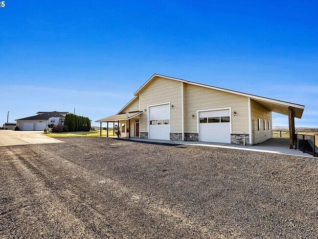 Foto del edificio - LUXURY FURNISHED ADU FOR RENT – 915 Sq. Ft. Private Retreat