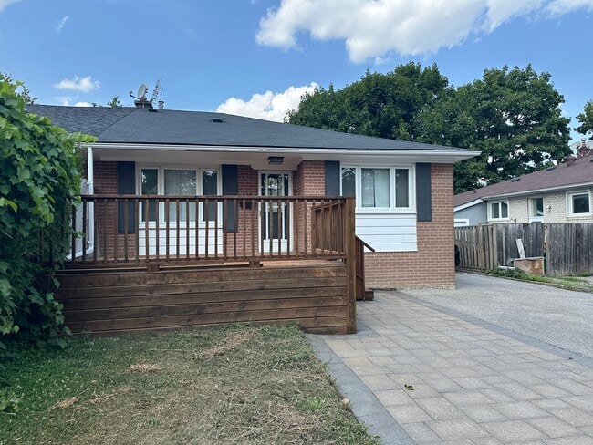 Building Photo - Spotless 3-Bedroom Main Floor Legal Apartm...
