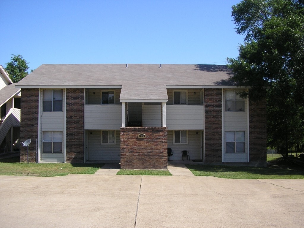 Bryan - 2-Bedroom 1-Bath 2nd Floor Fourplex - Upstairs unit - Bryan - 2-Bedroom 1-Bath 2nd Floor Fourplex - Upstairs unit