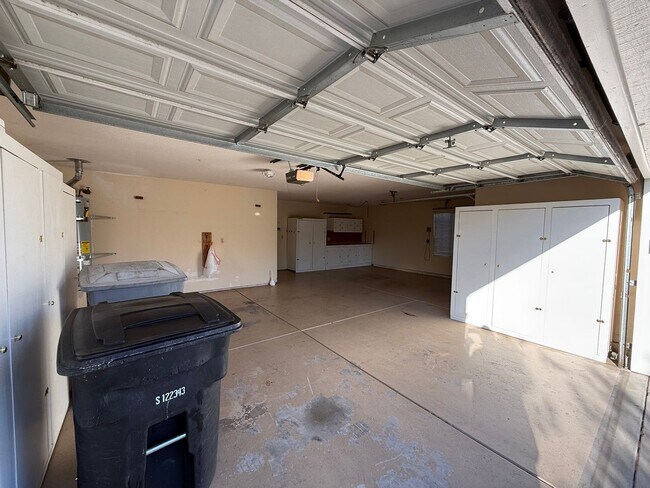 Foto del edificio - Single story with 3-car Garage!!