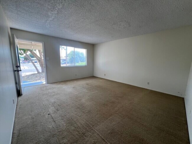 Foto del edificio - Charming 3 Bedroom, 2 Bathroom Single Family Home with Two Car Garage and Backyard!