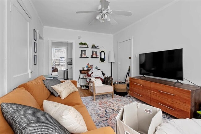 Building Photo - 654 W Oakdale Ave