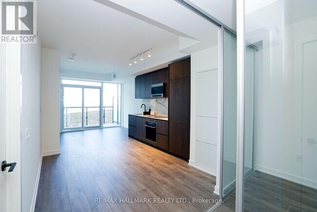 Photo du bâtiment - 117-3117 Broadway Ave