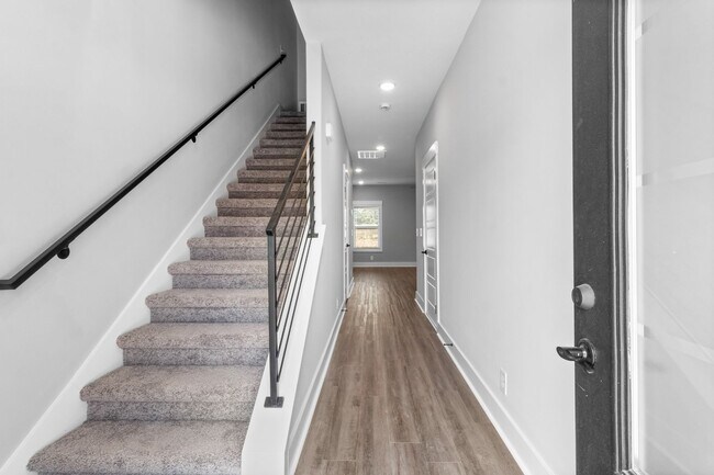 Building Photo - Brand New Townhome in Sango