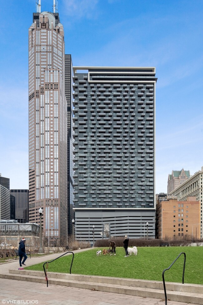 Foto del edificio - 235 W Van Buren St