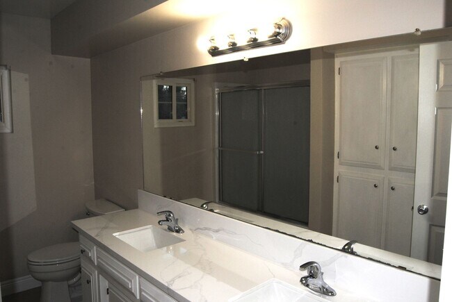 Building Photo - 405 Plato Ct