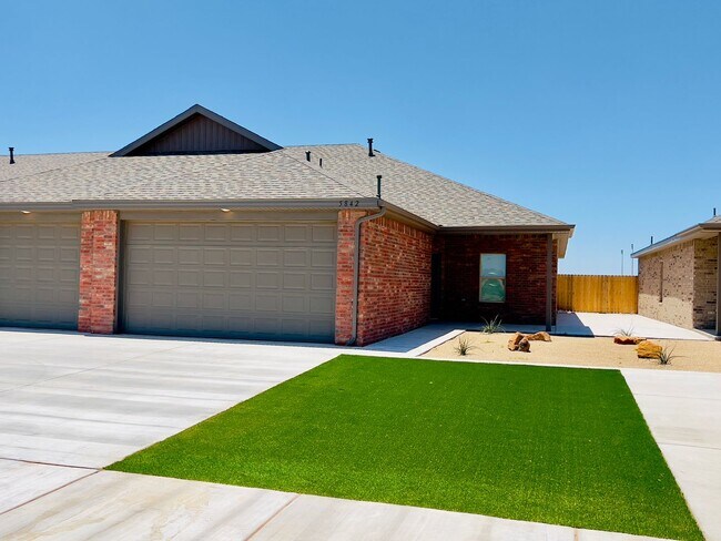Building Photo - $500 Off First Month’s Rent – Sign by Sept...