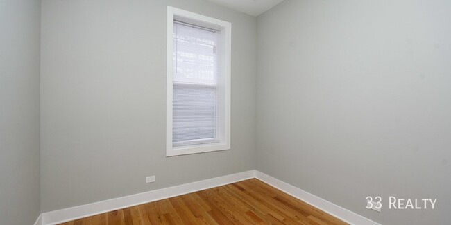 Foto del edificio - 2127 W Chicago Ave