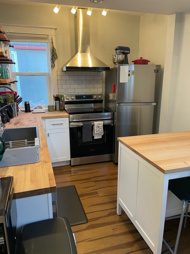 Kitchen - 807 Lowry Ave NE